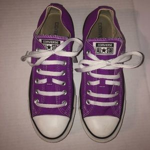 Low Top Converse Women’s SZ 9